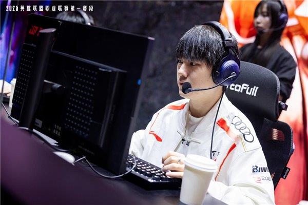 026年英雄联盟职业联赛 为玩家带来超凡体验瓦力棋牌游戏无畏竞巅峰！傲风携手2025-2(图3)